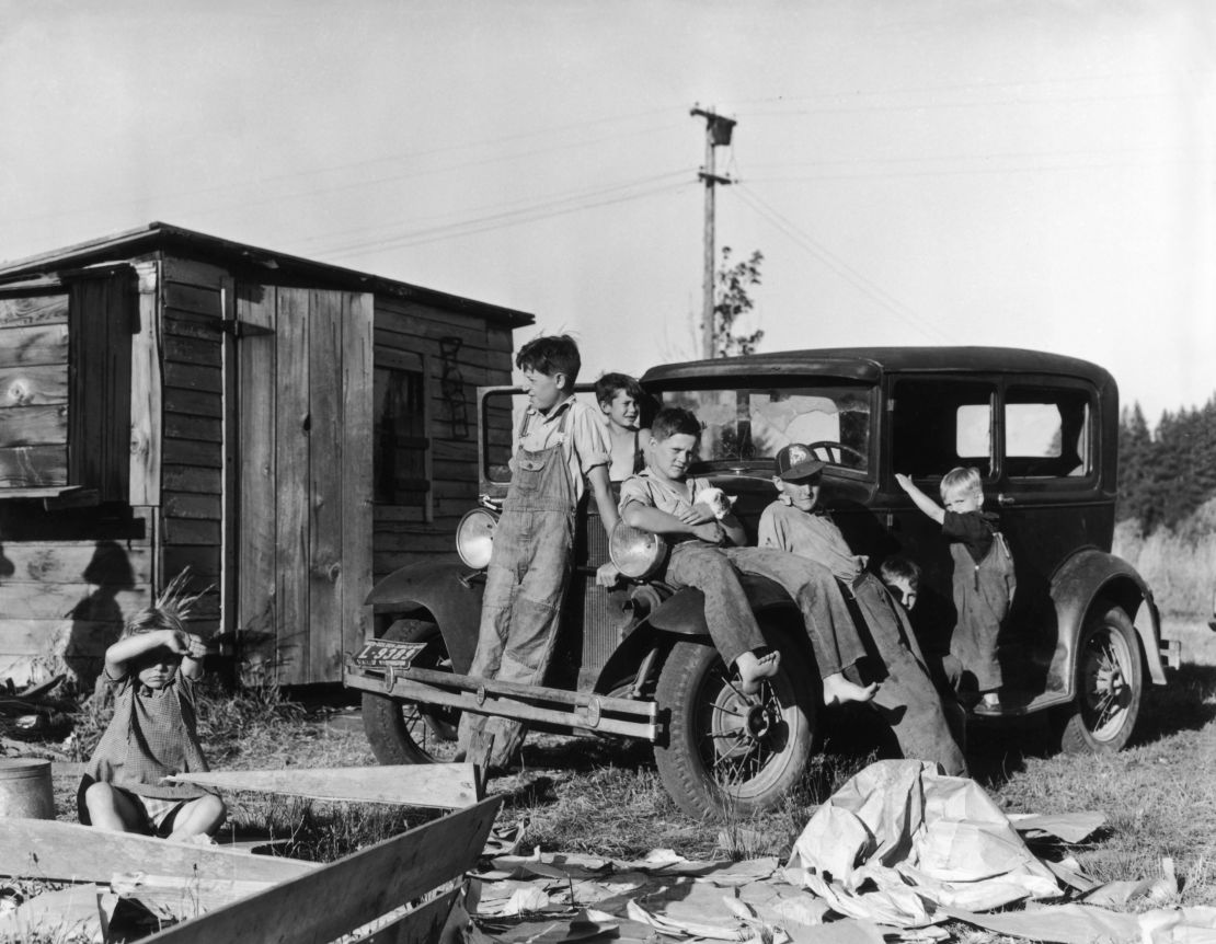 Children of migratory bean-pickers in Oregon in August 1939. Sociologist Glen H. Elder Jr. says his research into the Great Depression showed a difference between how younger children and older children fared.