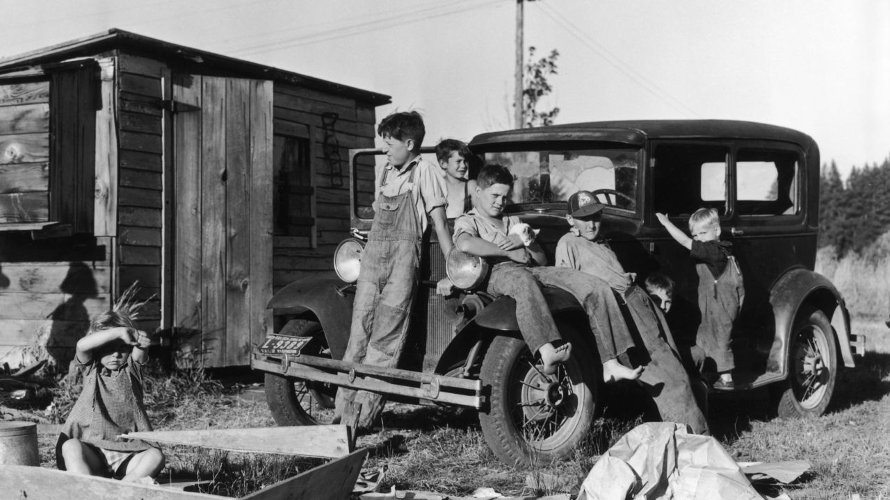Children of migratory bean-pickers in Oregon in August 1939. Sociologist Glen H. Elder Jr. says his research into the Great Depression showed a difference between how younger children and older children fared.