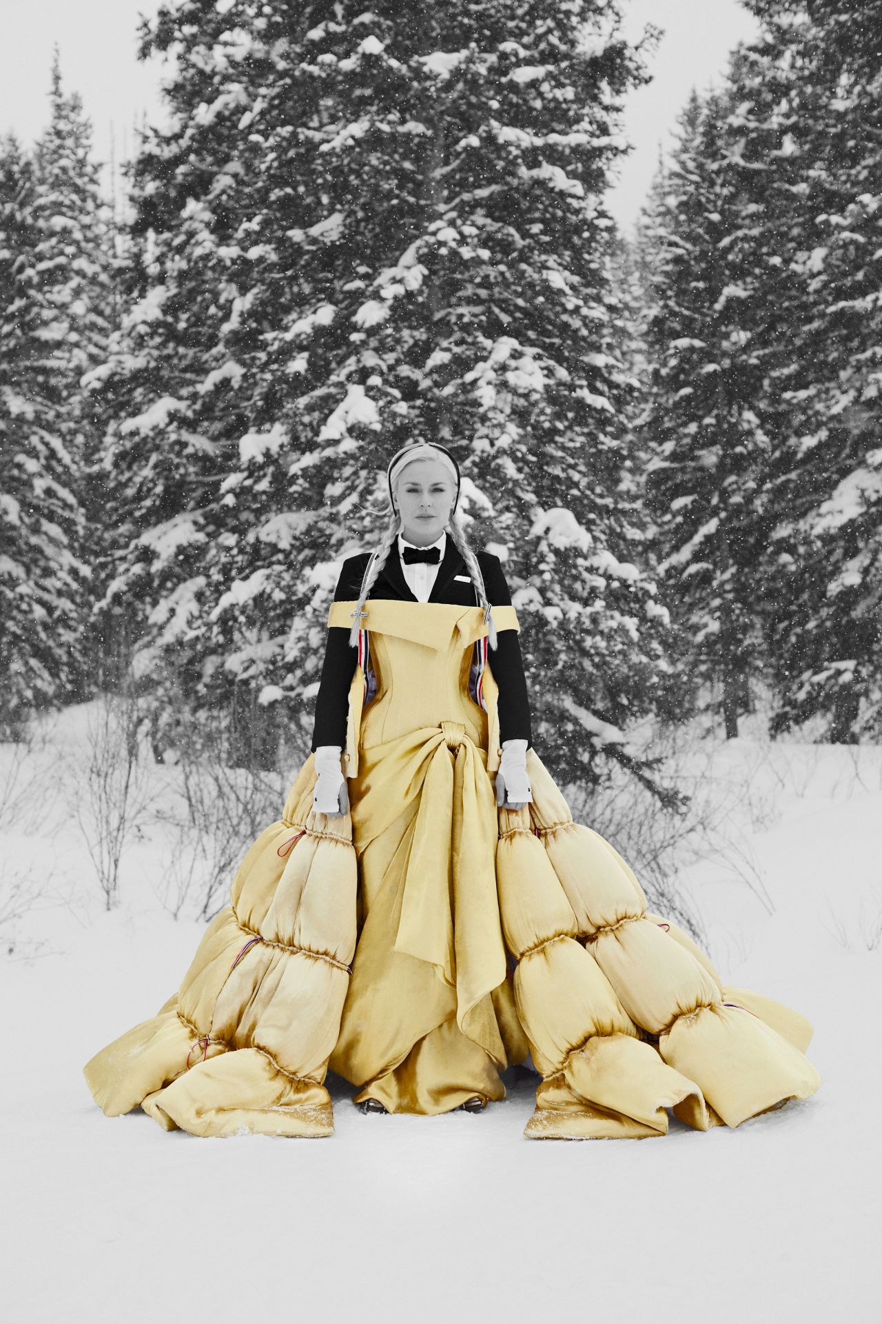 Olympic skier Lindsey Vonn introduced the Thom Browne Fall-Winter 2021/22 collection in a black and white fashion film, skiing down a mountain in the latest garments.<br />