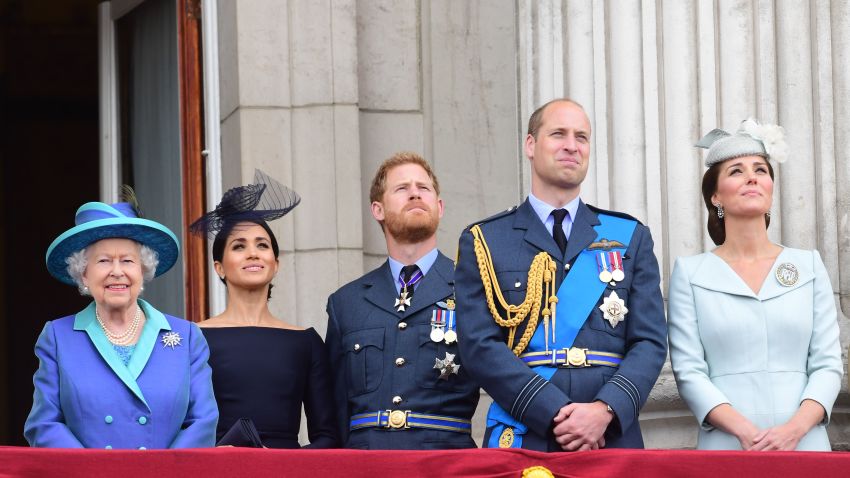 LONDON, ENGLAND - JULY 10:  Queen Elizabeth II, Meghan, Duchess of Sussex, Prince Harry, Duke of Sussex, Prince William Duke of Cambridge and Catherine, Duchess of Cambridge watch the RAF 100th anniversary flypast from the balcony of Buckingham Palace on July 10, 2018 in London, England. (Photo by Paul Grover - WPA Pool/Getty Images)