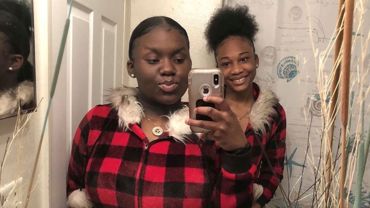 Torri'ell Norwood (in the back) poses for a selfie with A'zarria Simmons. Norwood performed CPR on Simmons after a car accident on February 20.