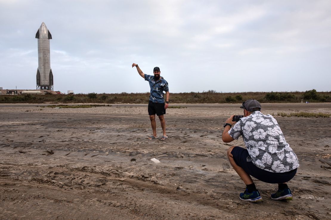 German Moix photographs Hector Reyes in front of the Starship SN11 prototype.