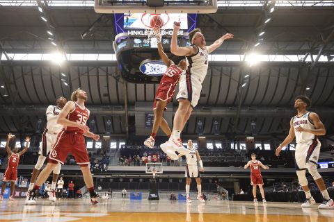 Oklahoma's Alondes Williams dunks the ball during the Sooners' second-round game against Gonzaga. Gonzaga won 87-71 to advance to the Sweet Sixteen.