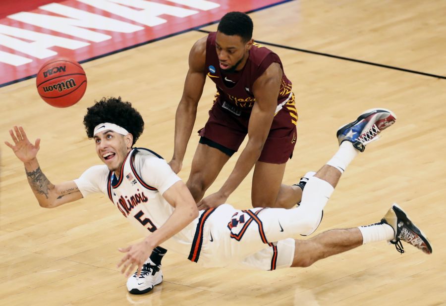 Illinois guard Andre Curbelo eyes a loose ball while falling to the ground on March 21.