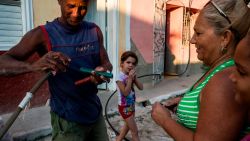 During the hours of running water, it is common to see people fixing broken garden hoses in order to quickly fill the tanks on their roofs. Due to the lack of materials, a result of the economic embargo, people are used to mend everything broken with whatever there is available
Trinidad, 22-1-2020