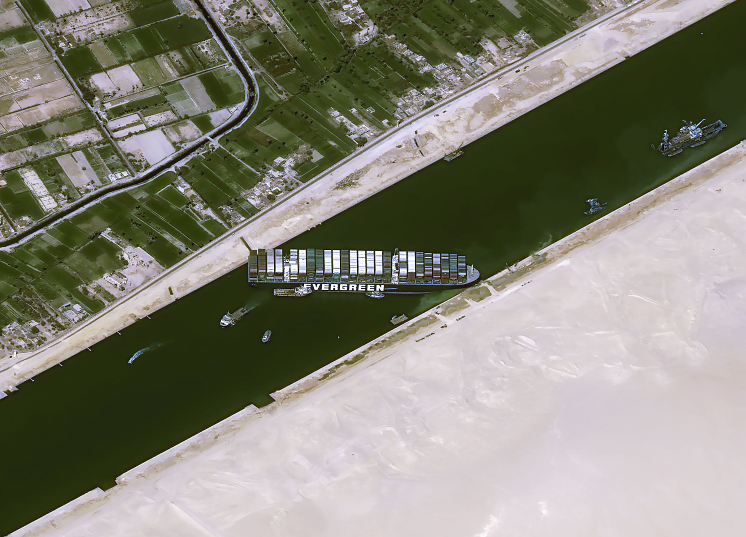 Dislodging the huge ship blocking the Suez Canal could take 'days to  weeks,' as the traffic jam builds
