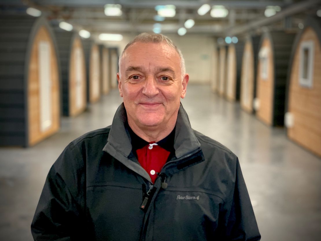 Former Manchester United player Lou Macari turned his attention to helping the homeless.