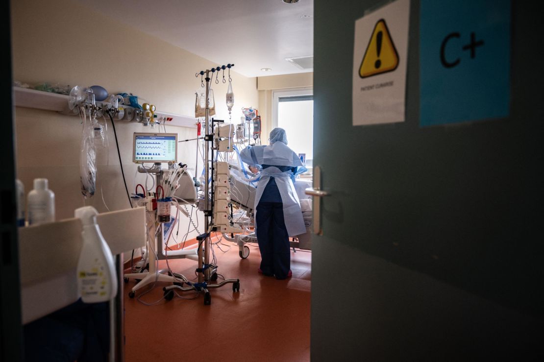 A nurse takes care of a patient suffering from Covid-19 at the intensive care unit of the Centre hospitalier privé de l'Europe in Port-Marly, on March 25, 2021. 