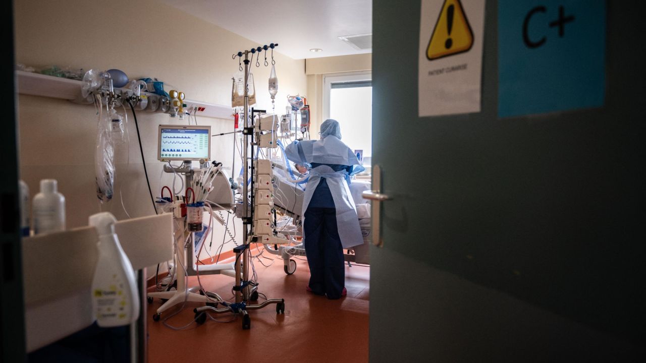 A nurse takes care of a patient suffering from Covid-19 at the intensive care unit of the Centre hospitalier privé de l'Europe in Port-Marly, on March 25, 2021. 