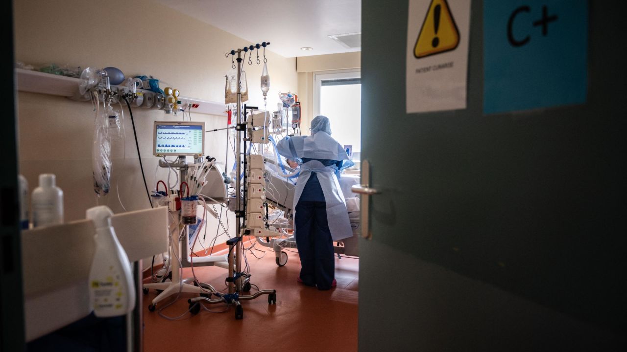A nurse takes care of a patient suffering from Covid-19 at the intensive care unit of the Centre hospitalier privé de l'Europe in Port-Marly, on March 25, 2021.