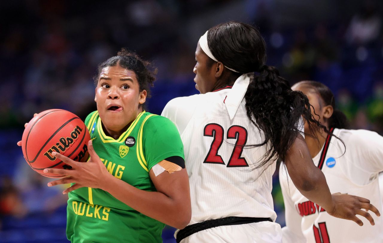 Oregon's Nyara Sabally drives to the basket against Louisville.