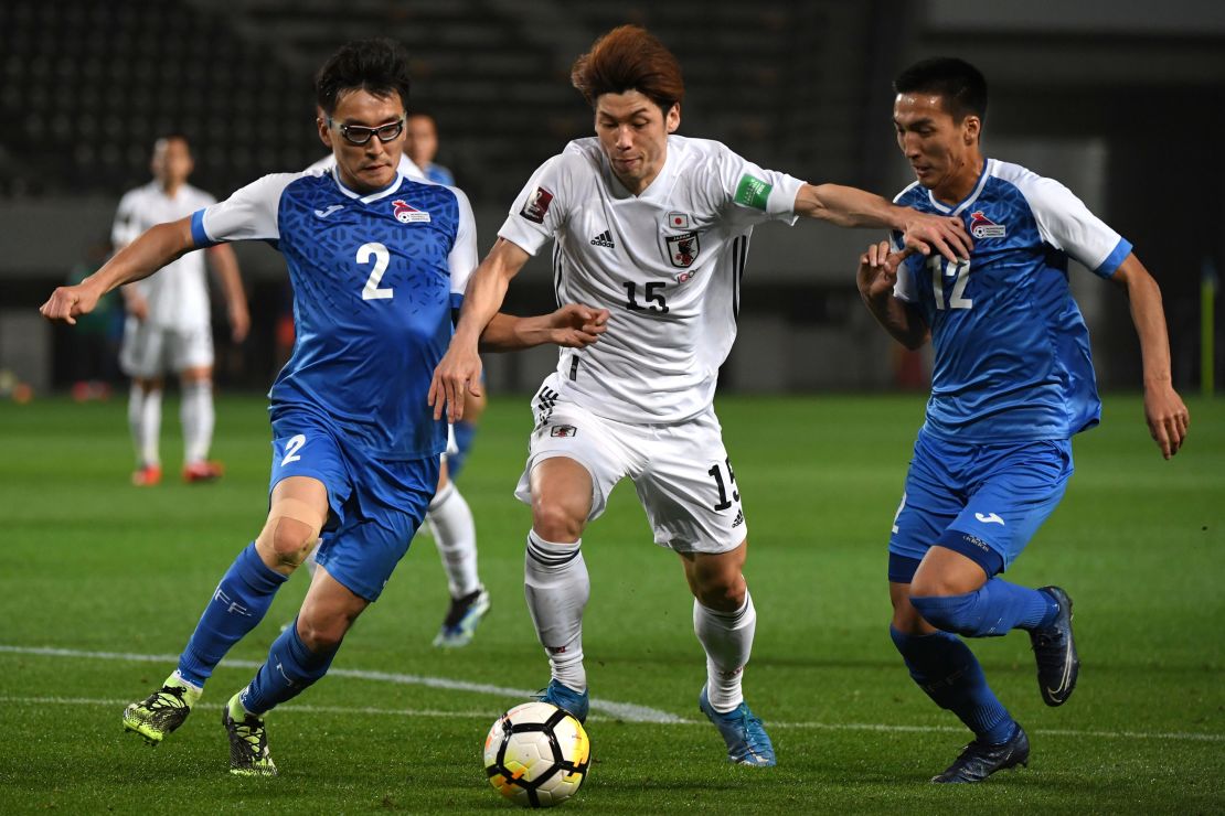 Osako keeps the ball under the challenge from Mongolian players.
