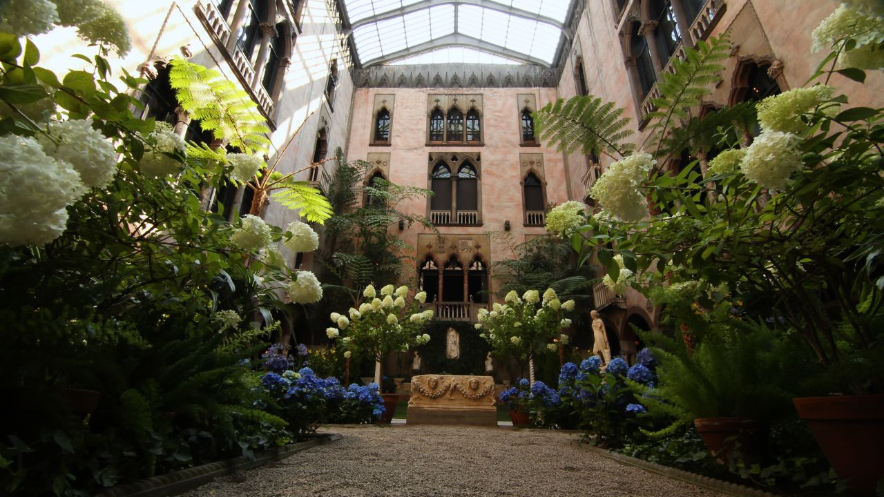 El Museo Gardner es conocido por su arquitectura, en la que galerías extravagantes dan a un patio exuberante.