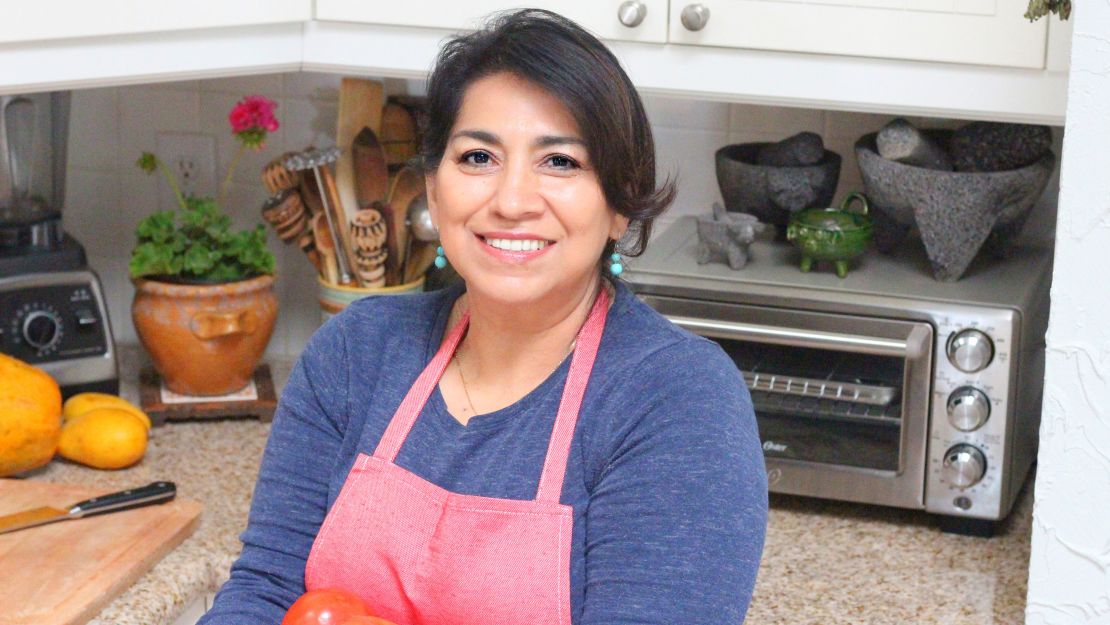 Mely Martinez ist die Schöpferin von Mexiko in My Kitchen.  Sie ist in Mexiko geboren und aufgewachsen. 