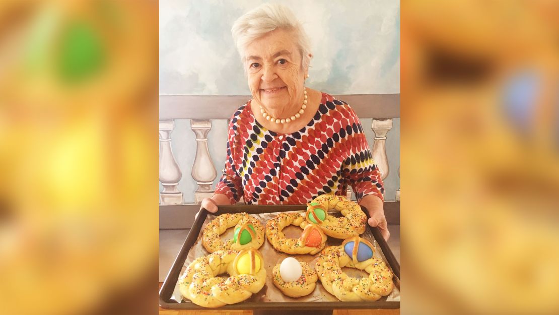 Nonna Romana hält Scarcella in der Hand, ein geflochtenes Osterbrot, das mit bunten hartgekochten Eiern dekoriert ist.  Ihre Enkelin Rossella Rago sagte, Romana habe sie jedes Jahr zu Ostern für alle Kinder gemacht. 