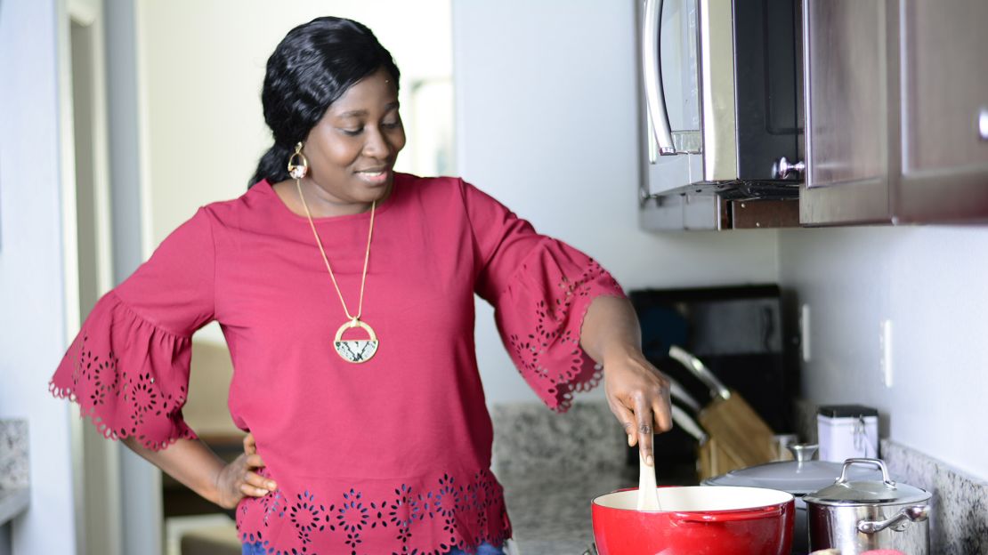 Osinkolu ist der Schöpfer von Chef Lola's Kitchen.  Sie ist in Nigeria geboren und aufgewachsen.