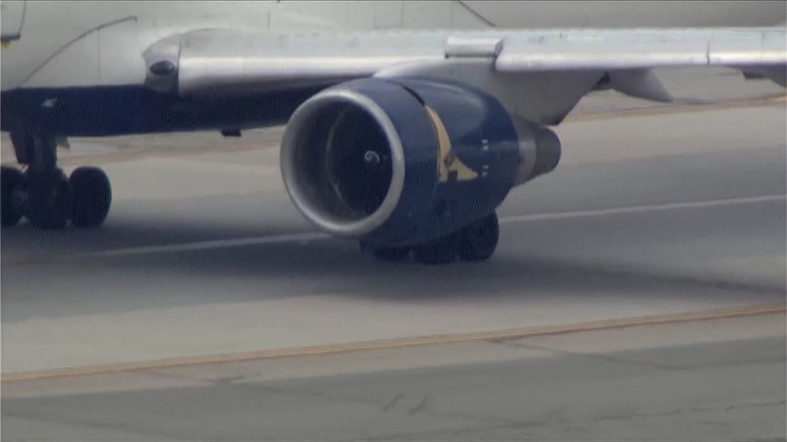 Damage could be seen to one of the plane's engines. 