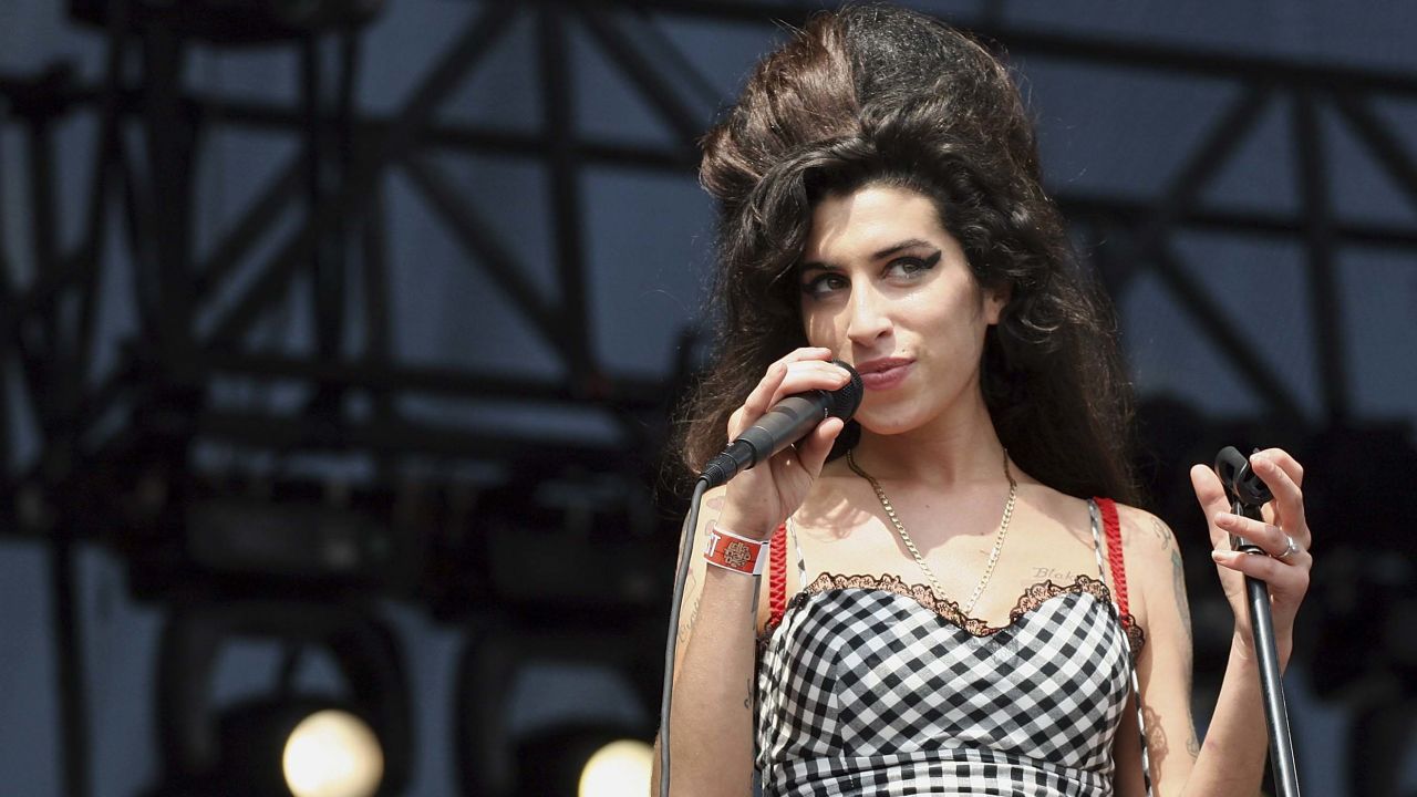 Singer Amy Winehouse performs onstage at Lollapalooza in Grant Park on August 5, 2007 in Chicago, Illinois.  