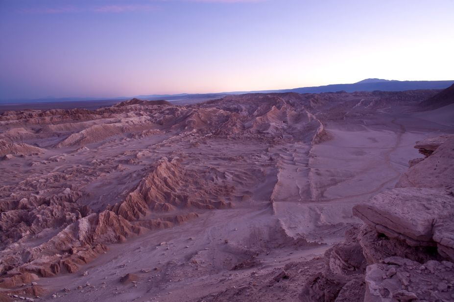 <strong>Otherworldly terrain:</strong> Valle de la Luna in Los Flamencos National Reserve features otherworldly landscapes and spectacular skies.