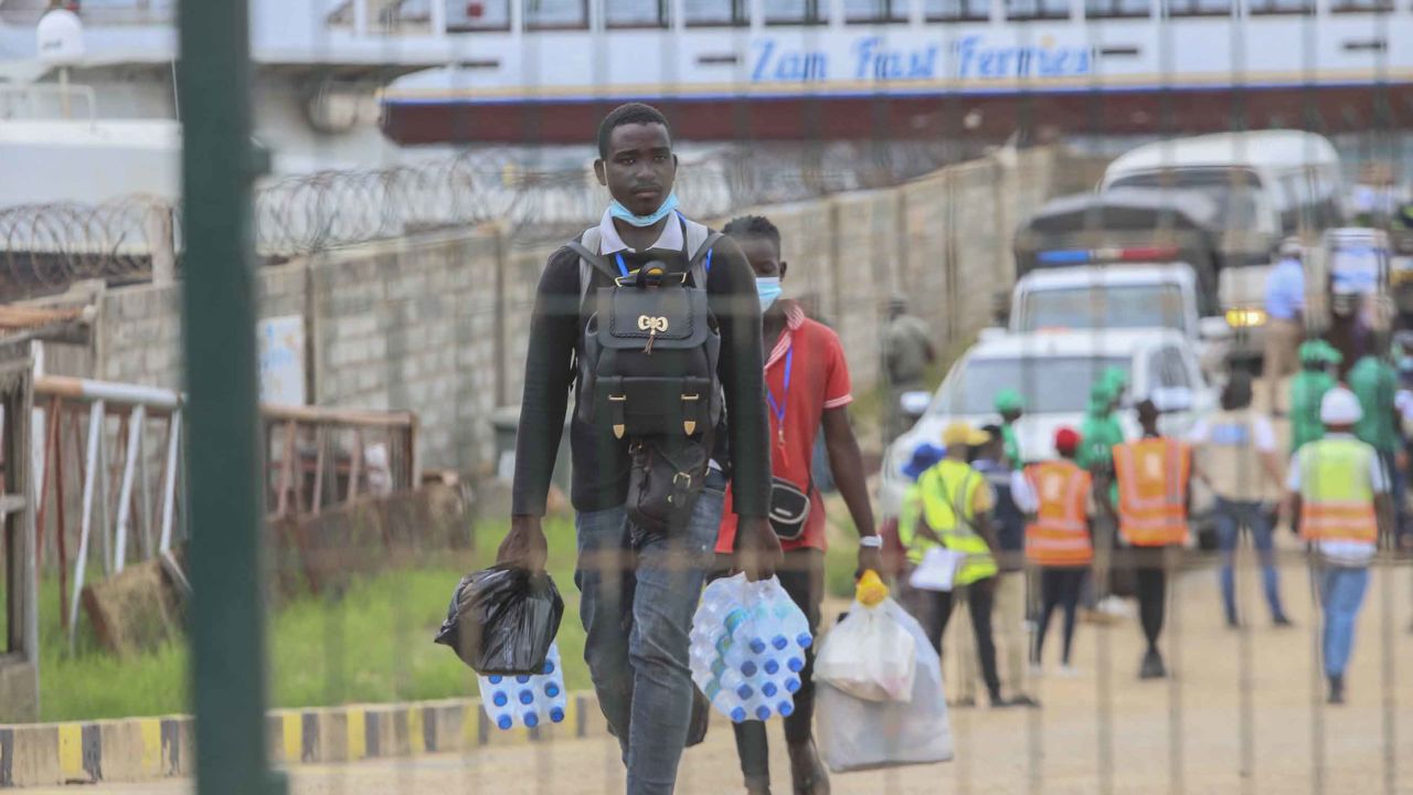 Internally displaced people arrive in Pemba by boat on April 1, 2021, from the coasts of Palma.