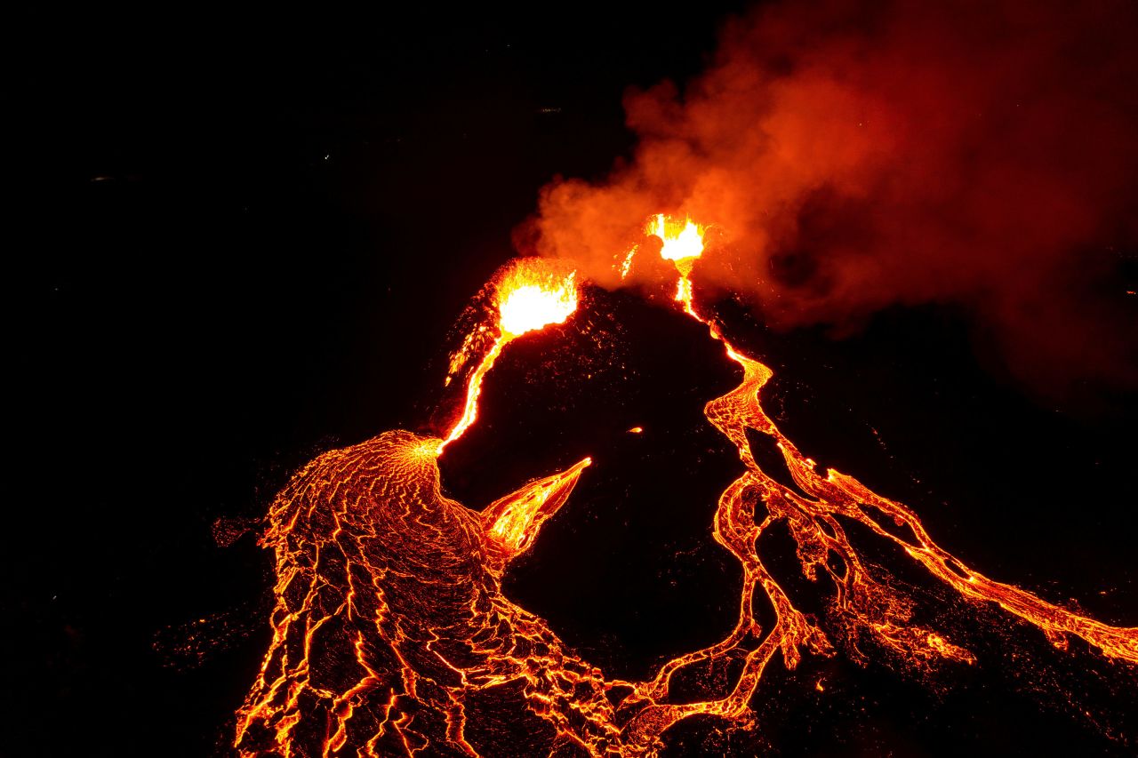 Lava flows from a volcano on Iceland's Reukjanes peninsula on Saturday, March 27. The volcano erupted on March 19. <a href="http://www.cnn.com/2021/03/25/world/gallery/photos-this-week-march-18-march-25/index.html" target="_blank">See last week in 43 photos</a>