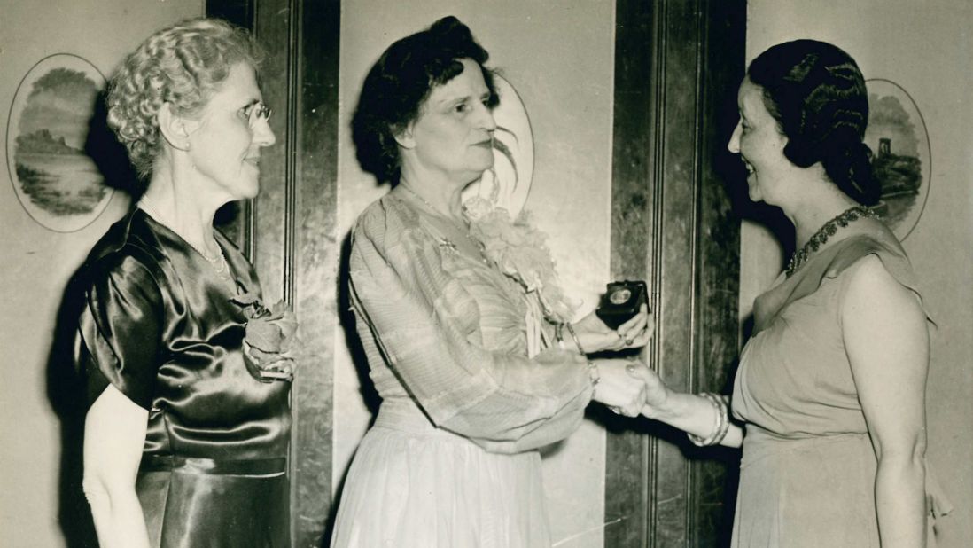 <strong>Accomplished travelers: </strong>Mary A. Nourse, an American writer who wrote books on China,<strong> </strong>presents Niles with the SWG gold medal  in 1944.