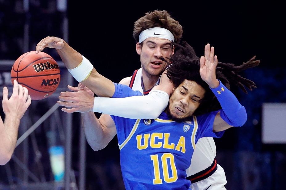 Gonzaga's Corey Kispert and UCLA's Tyger Campbell get tangled up.