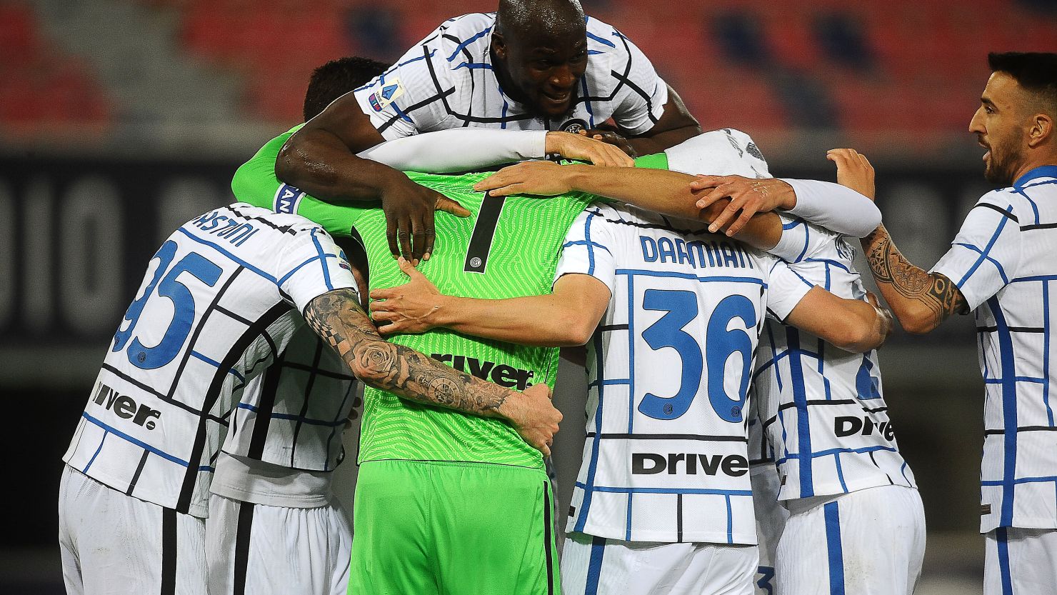 BOLOGNA, ITALY - APRIL 03:  Players of FC Internazionale celebrate at the end of the Serie A match between Bologna FC and FC Internazionale at Stadio Renato Dall'Ara on April 03, 2021 in Bologna, Italy. (Photo by Mario Carlini / Iguana Press/Getty Images)