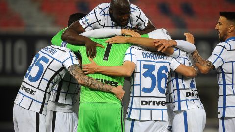 BOLOGNA, ITALY - APRIL 03:  Players of FC Internazionale celebrate at the end of the Serie A match between Bologna FC and FC Internazionale at Stadio Renato Dall'Ara on April 03, 2021 in Bologna, Italy. (Photo by Mario Carlini / Iguana Press/Getty Images)