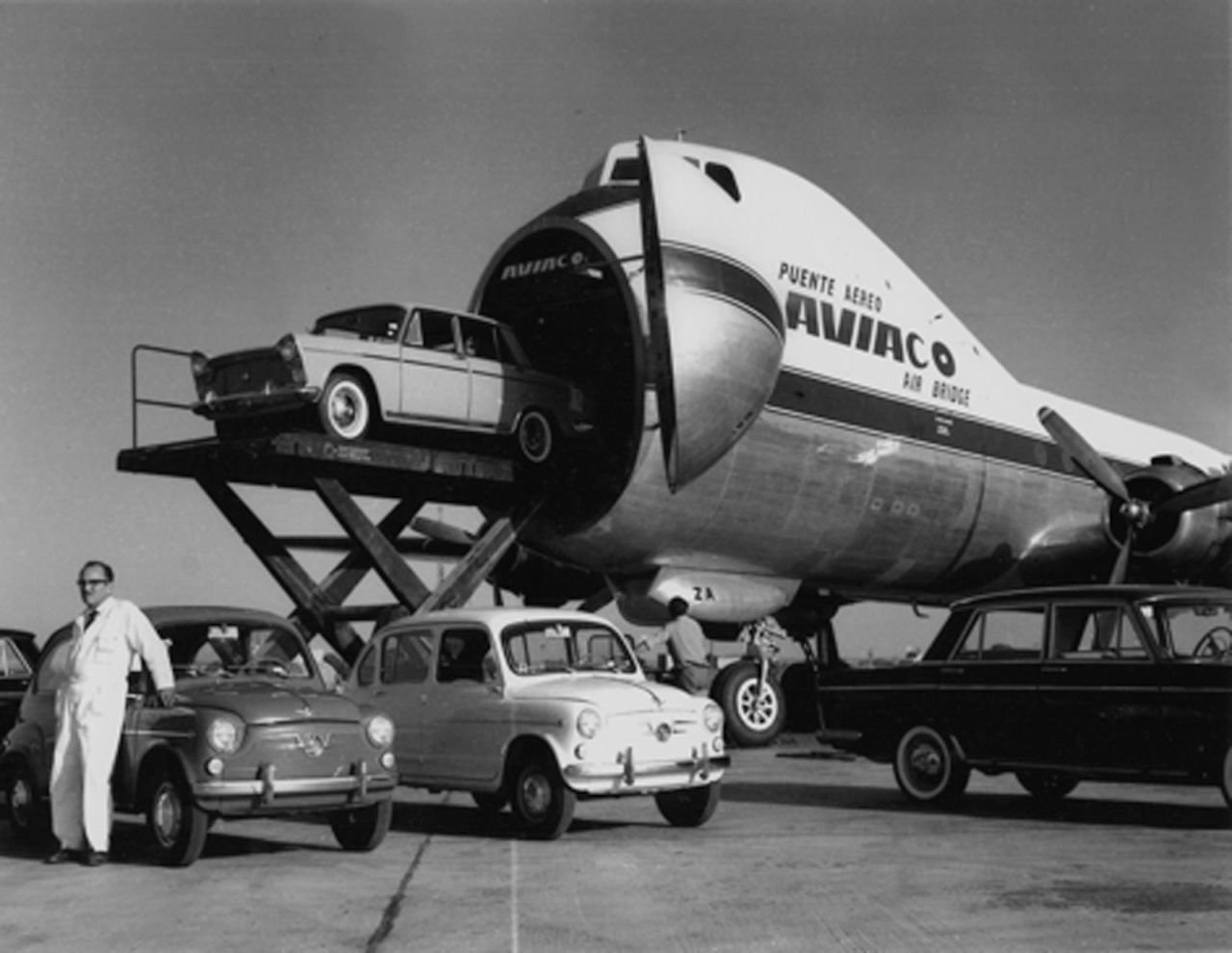 To load Carvair planes, vehicles would be elevated to cabin level with a scissors-type lift and loaded through the front door.