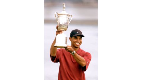 Woods holds up the U.S. Open trophy.