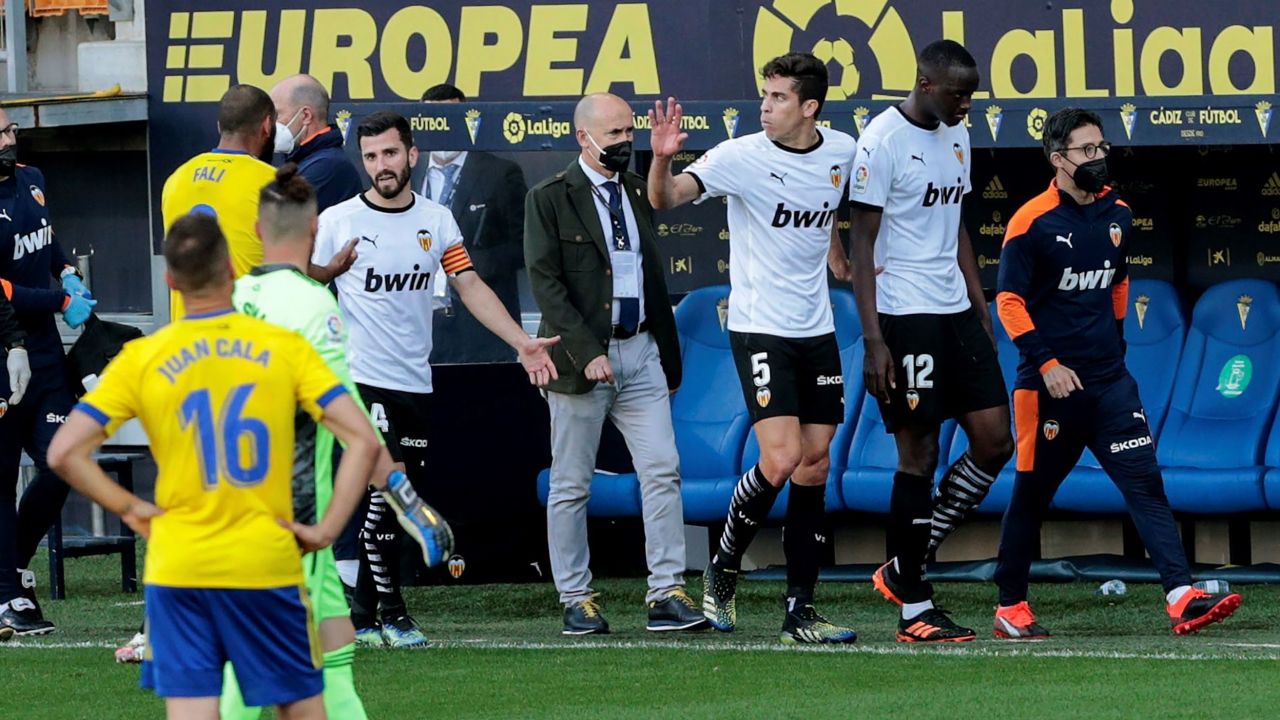 Mouctar Diakhaby leaves the pitch with his teammates after allegedly receiving a racist comment.