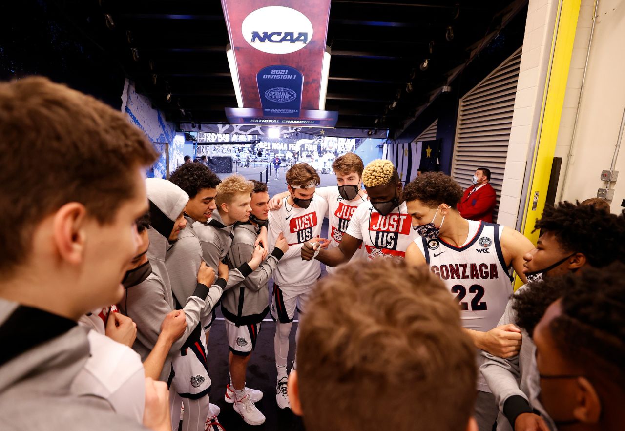 Gonzaga huddles before taking the floor Monday night.