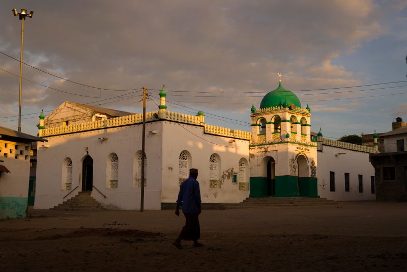 Jay-Z T-shirt depicting Kenyan mosque sparks criticism from ...