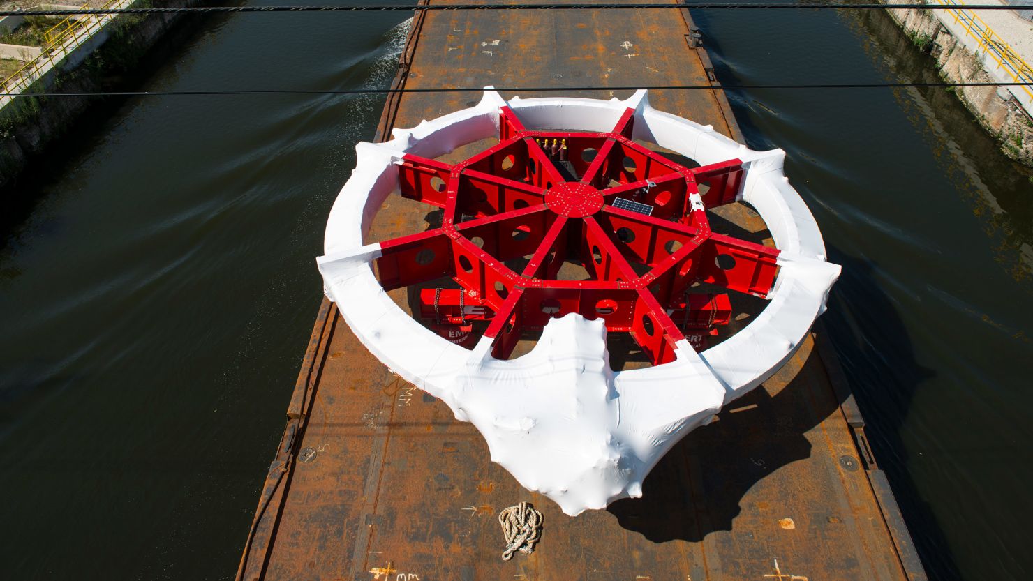 The g-2 muon equipment moving up the llinois River.