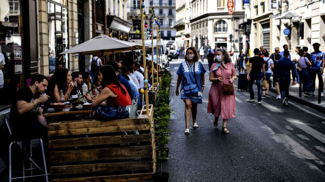 Dining outside is safer for unvaccinated travelers.