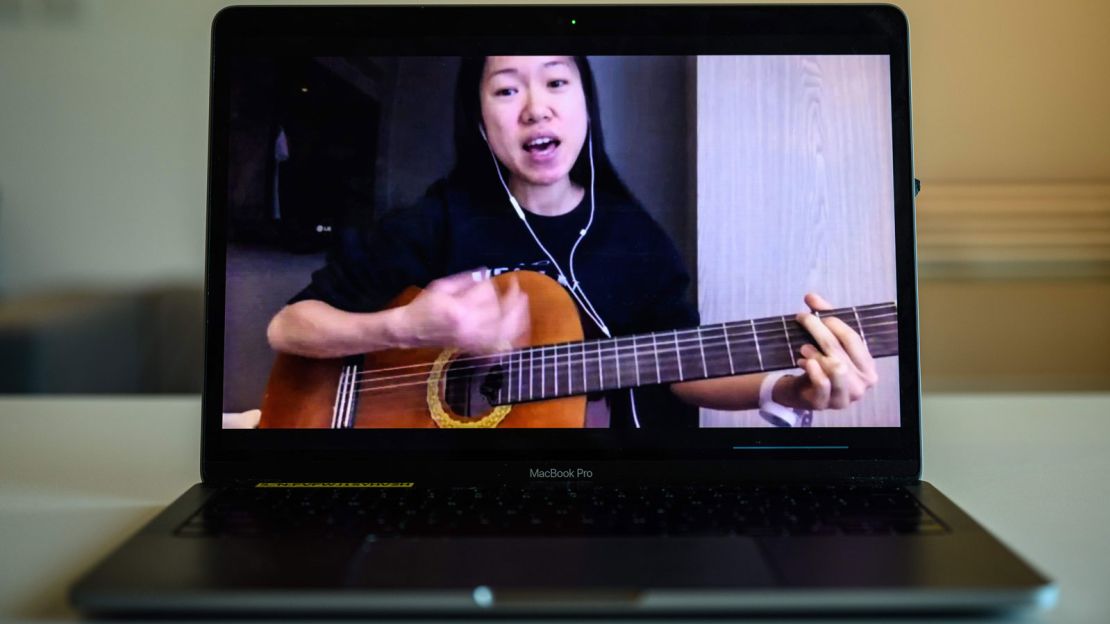 Lee Jung-soo stayed busy by recording videos of herself playing the guitar while in quarantine in Hong Kong.
