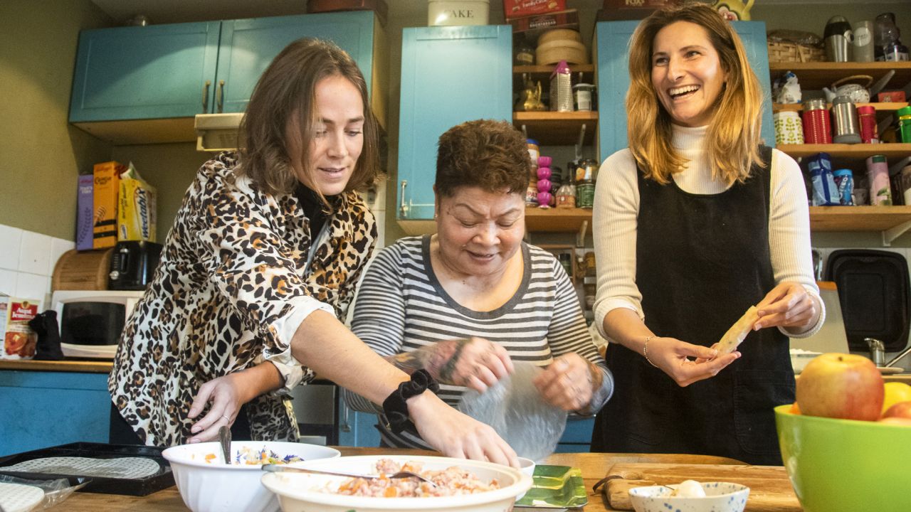 Tinh shows them how to cook Vietnamese food in London.