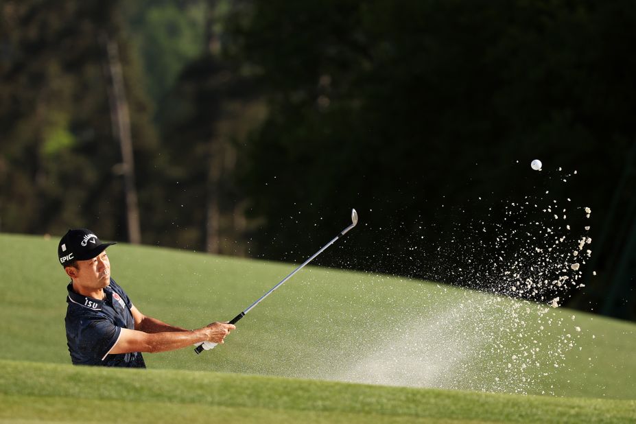 Kevin Na plays a shot from a bunker on Sunday.