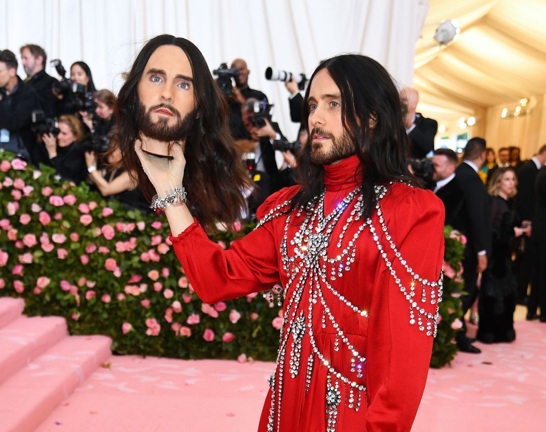 Jared Leto wore an embellished Gucci robe to the the 2019 Met Gala as he posed with a replica of his severed head.