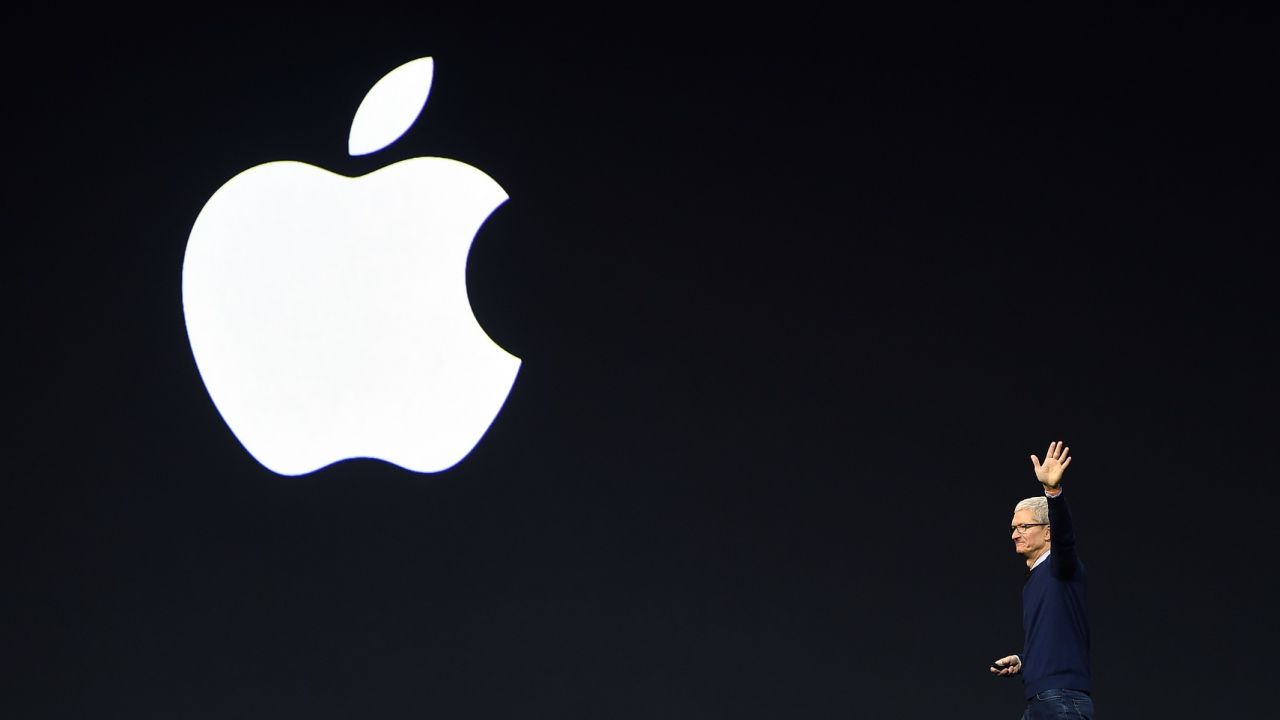 Apple CEO Tim Cook exits the stage during Apple's Worldwide Developers Conference in San Jose, California on June 5, 2017. (Photo by Josh Edelson / AFP)        (Photo credit should read JOSH EDELSON/AFP via Getty Images)