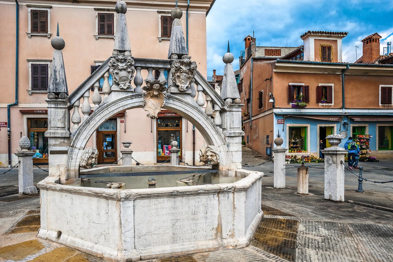 The Da Pontejev fountain is a replica of Venice's Rialto Bridge.