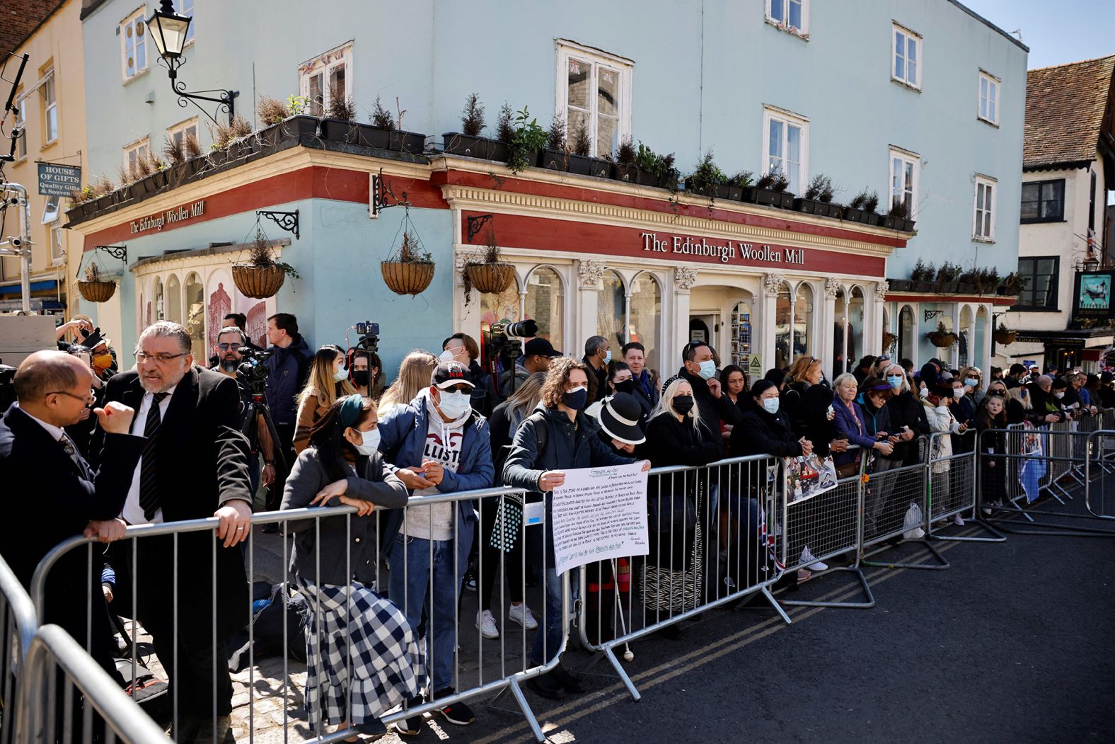 People are seen outside Windsor Castle.