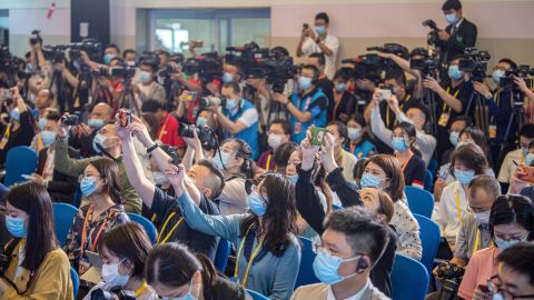 Reporters raise their hands at a press conference for the Boao Forum for Asia 2021 in south China's Hainan province on April 18, 2021.