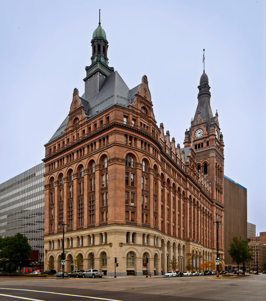 Milwaukee City Hall was build in the Flemish Renaissance Revival style at the end of the 19th century.