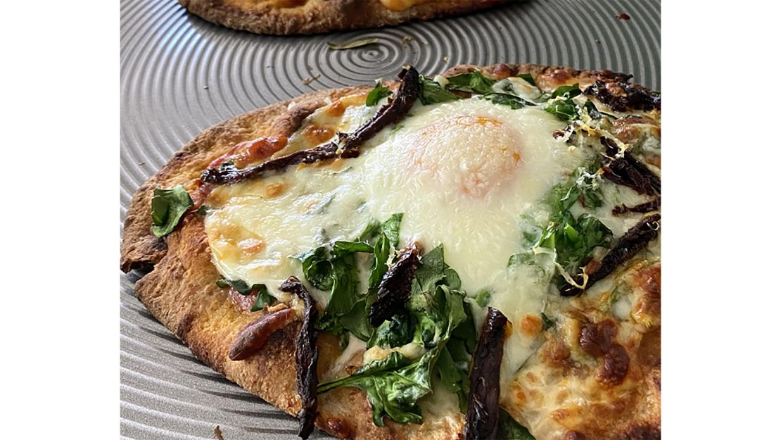 Flatbread pizza with spinach and egg