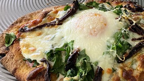 Flatbread pizza with spinach and egg