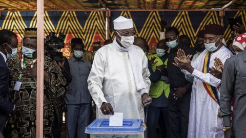 Chadian President Idriss Deby Itno (C) casts his ballot at a polling station in N'djamena, on April 11, 2021. 