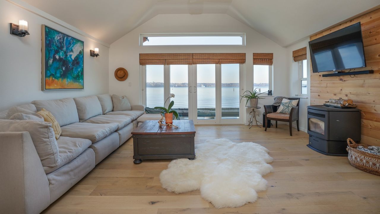 This Tacoma, Washington, home had a Zestimate of $658,000. But when it went on the market, it was listed for $950,000. The agent said the home's updated interior and waterfront location were reasons for the higher list price.