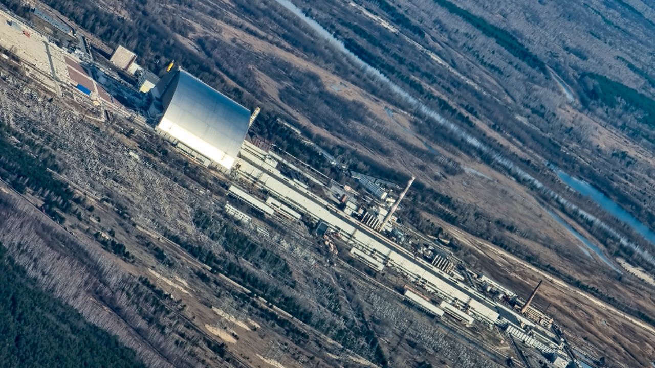 <strong>Low flying: </strong>The flight, operated by Ukraine International Airlines, drops to just 900 meters above the scene of the world's worst nuclear disaster. 